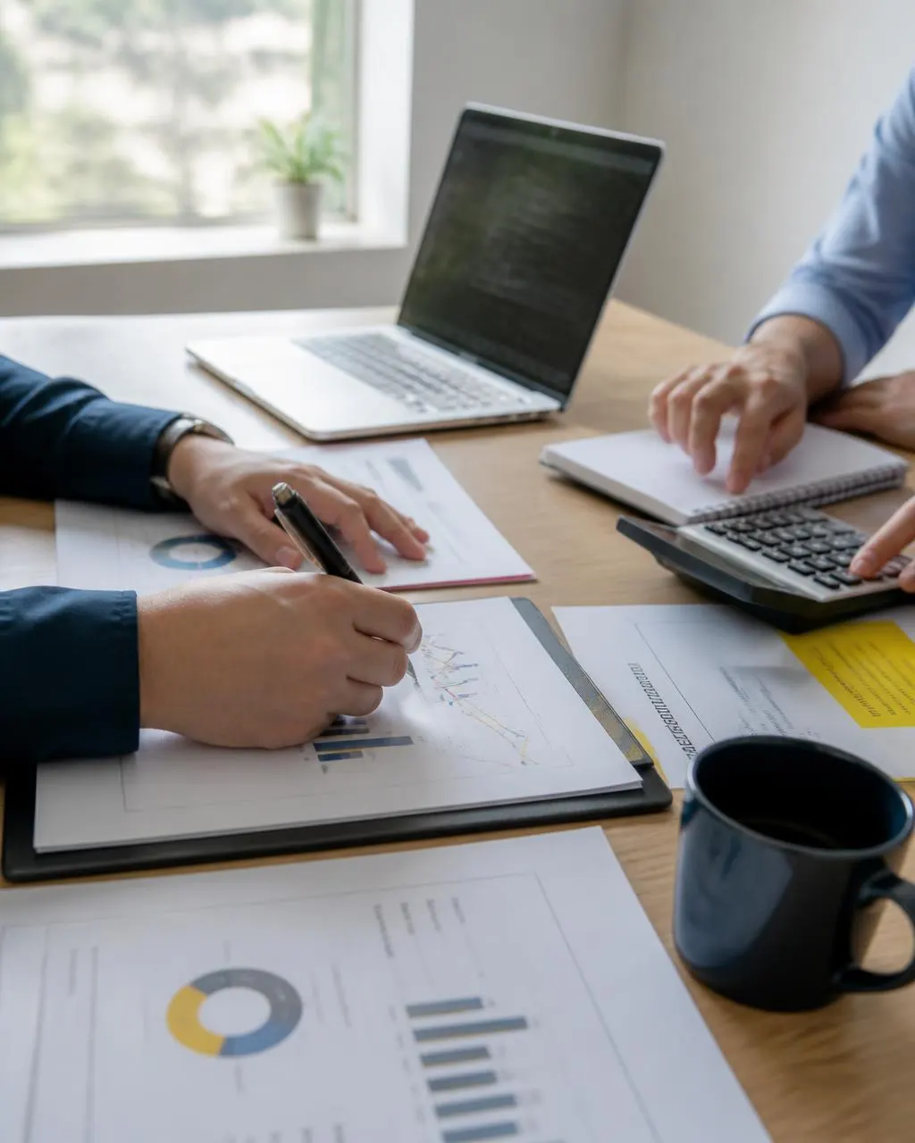 Pessoas organizando documentos e planejando finanças em ambiente de trabalho